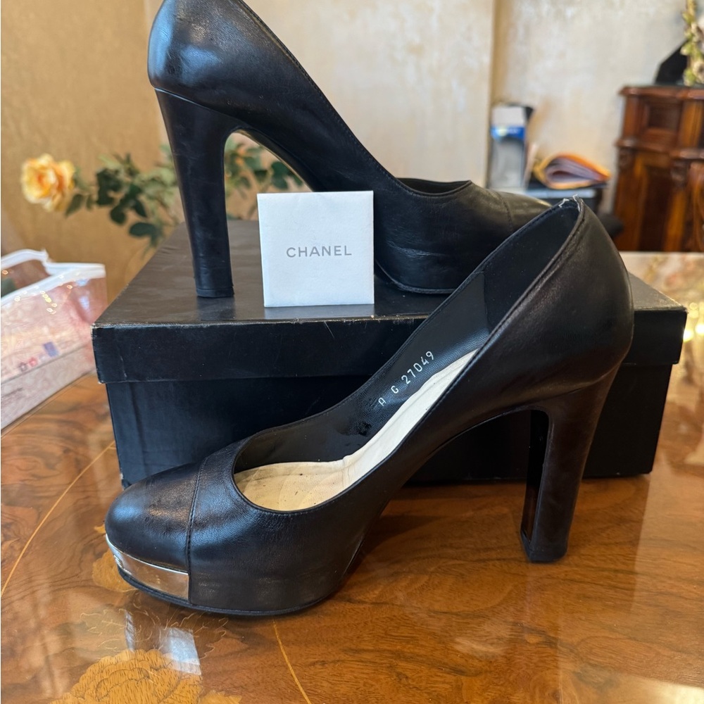 Authentic CHANEL leather logo metal plate platform pump
EU 39.5 USA Sz 9.5 - Picture 8 of 15